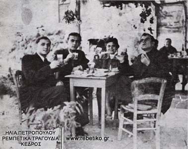 Ο Μανώλης Χιώτης με τον αδερφό του Μιχάλη και ο Στράτος με την γυναίκα του Ζωή (Αγία Βαρβάρα, 1940)