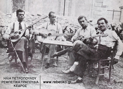 Κερομύτης, Μπίρ- Αλάχ, Μητσάκης και κάποιος φίλος, σε ένα καφενεδάκι της πλατείας Αγάμων (νυν Αμερικής), το 1944