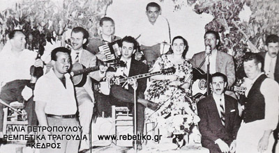 Η Χρυσάφη σε κάποιο εξοχικό κέντρο, όπου τραγουδούσε