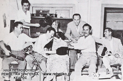 Ψευτοκαβγάς στο πάλκο: ο Βασίλης Τσιτσάνης, η ʼννα Χρυσάφη, ο Ανέστος ο γύφτος (Αθανασίου), ο Τουρκάκης, το ζεύγος Καρμανιόλα (βιολι και πιάνο) και κάποιος άγνωστος (1952)