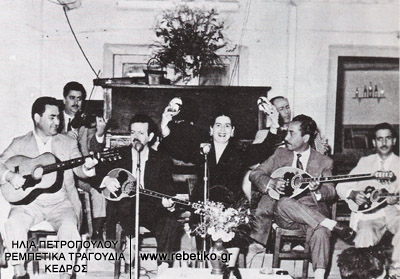Σαλασίδης, Τσιτσάνης, Χρυσάφη (παίζει εξωτικές κουδουνίστρες), Αθανασίου, Τουρκάκης και, πίσω, το ζεύγος Καρμανιόλα (1952)