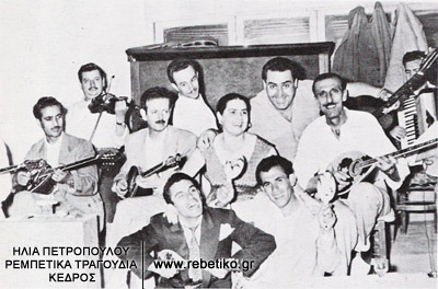Ο Τουρκάκης, ο Τσιτσάνης, η Χρυσάφη, ο Παπαϊωάννου, ο Σαλασίδης. Μπροστά στον Παπαϊωάννου, ο τότε διάσημος ποδοσφαιριστής Σούλης (1952)