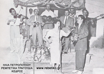 Η Μαρίκα Νίνου στο μικρόφωνο. Πίσω της ο Κλουβάτος κι ο Ρούκουνας (1950)
