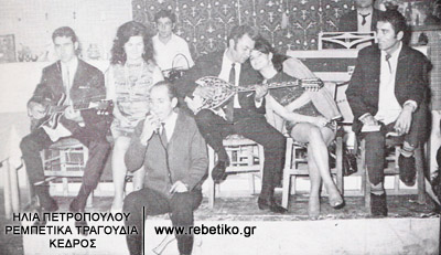Ο Κούλης Σκαρπέλης τραγουδάει καθισμένος στο σανίδι (1970)