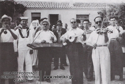 Μία λαϊκή κομπανία παίζει σε κάποιο γάμο στα Σπάτα, το 1948. Την αποτελούν ο Καρακός (κλαρίνο), ο Παλαιολόγος (σαντούρι), ο Ρούκουνας (τραγούδι και κιθάρα) κι ο Σαρίκας (βιολί)