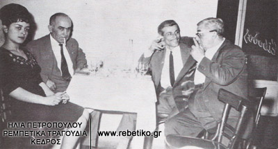 Ο Νίκος Δαλέζιος με τον Στελάκη Περπινιάδη και δύο φίλους (1964)
