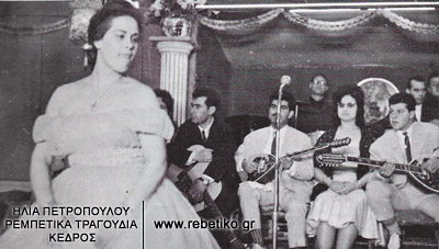 Μία χορεύτρια στην "Μαντουμπάλα" του Αγγελόπουλου, στο Πέραμα (φωτογραφία του Πάνου Κουτρουμπέση, του 1961)