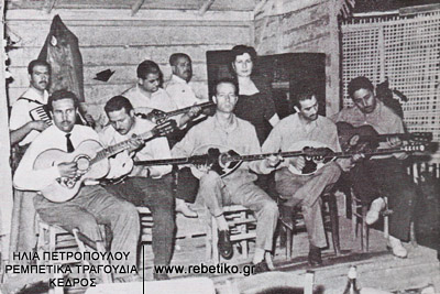 Τσανάκας, Μίγκος (βέλος), Ντίνος Νίνος, Γαβρίλος (τρίτο μπουζούκι), και Γλυκίδης (πιάνο), στην Θεσσαλονίκη (1951)