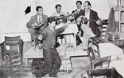 Κάποιος χορεύει ζεϊμπέκικο στο ουζερί του Κουτσομύτη, στον συνοικισμό της Μυτιλήνης. Το βέλος δείχνει τον Γιώργο Μουφλουζέλη (1952)