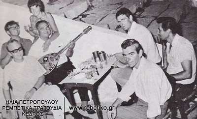 Ο Μουφλουζέλης στην Πλάκα εν μέσω αλλοδαπών θαυμαστών του