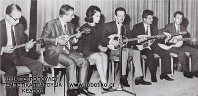 Ο Πετσάς, ο Ρεπάνης, η Χαρούλα Λαμπράκη κι ο Τσιτσάνης, σε εκδήλωση που διοργάνωσε στο Χίλτον ο Ηλίας Πετρόπουλος, για την έκθεση Ρεμπέτικα τραγούδια- τεκμήρια. Την σειρά των συναυλιών άνοιξε ο Βασίλης Τσιτσάνης  (30-4-1968)