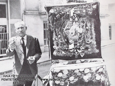 Λατέρνα φορητή σε αμαξάκι, στους δρόμους της Αθήνας, το Πάσχα του 1971 (φωτογραφία του Σ.Σκοπελίτη)