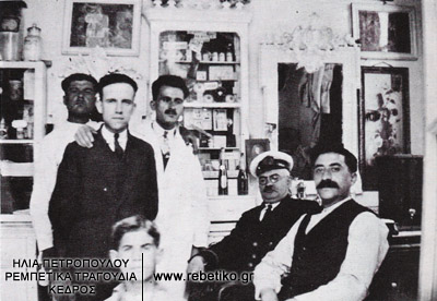 Ο Νίκος Αρμάος με την παρέα του σε κάποιο κουρείο. Κερατσίνι 1928