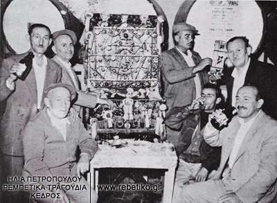 Φωτογραφία από την ταβέρνα του Ρίκου Νερατζάνη, στις αρχές τις δεκαετίας  του 1960.