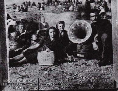 Ο Ρίκος Νερατζάνης με τον φωνόγραφό του το 1946
