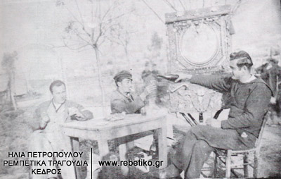 Φωτογραφία από την τεβέρνα του Ρίκου Νερατζάνη, στην ʼνω Κυψέλη, γύρω στο 1960