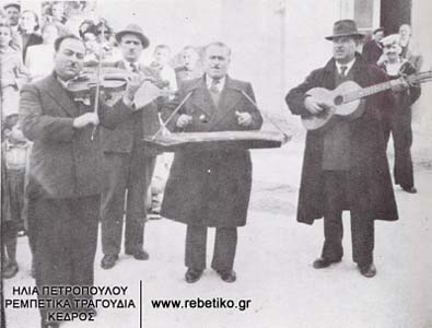 Σαντουριόβολα σε πανηγύρι του 1955. Αυτός με την κιθάρα είναι ο Ρούκουνας