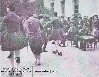 Σαντουρόβιολα παίζουν για μία ομάδα τσολιάδων και βρακοφόρων (Θεσσαλονίκη, 1912)
