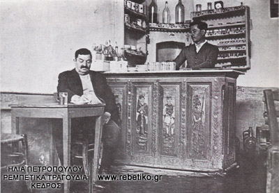 Ταβερνούλα στην Αγία Παρασκευή της Μυτιλήνης. Ο πάγκος είναι ζωγραφισμένος από τον Θεόφιλο