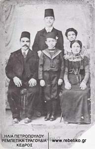 Η οικογένεια Εσκενάζλι, στην Ισταμπούλ, το 1910. Ο πατέρας Αβραάμ, ο μικρός γιός Σάμι, και πίσω του ο μεγάλος γιός Νισίμ, η μητέρα Φλώρα και η κόρη Ρόζα- η μετέπειτα διάσημη Ρόζα Εσκενάζι
