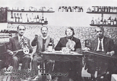 Ο Λάμπρος με την λύρα και ο Λάμπρος με το κανονάκι, έχοντας στην μέση την Μαρίκα την πολίτισα, γύρω στο 1946