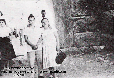 Η Ρίτα Αμπατζή με τον γιό της στις Μυκήνες, το 1968
