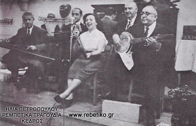 Φωτογραφία από την Τριάνα (1951-1952). Διακρίνονται ο Τομπούλης, ο Λάμπρος ο κανοντζής, ο Λάμπρος ο λυρατζής, ο τούρκος Σεφκέτ Πιτουνέρ (με μπάτζο) και άλλοι
