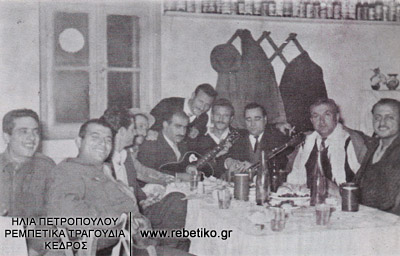 Ο Τσαουσάκης με κάποια παρέα, στα χρόνια του ανταρτοπόλεμου
