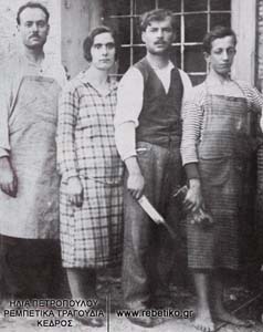 Ο Ρούκουνας (με το γιλέκο), όταν δούλευε σαν ξυλουργός στην Σάμο (1924)