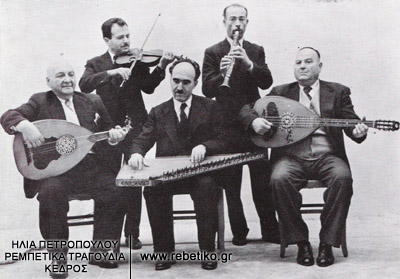 Το συγκρότημα του Σίμωνος Καρρά (διακρίνεται ο Τομπούλης)