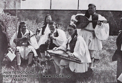 Οργανοπαίχτες μασκαρεμένοι τσολιάδες, στο γύρισμα κάποιας ταινίας, το 1965