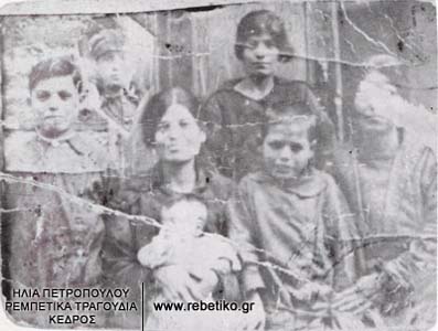 Η οικογένεια Ροβερτάκη, το 1922, στον Πειραιά. Ο Ροβερτάκης πρώτος αριστερά