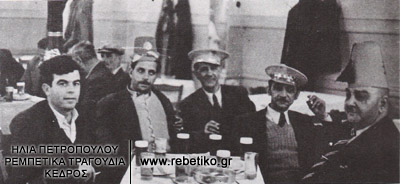 Ο Λάμπρος ο λυρατζής, ο Τομπούλης (αμφότεροι δεξιά), στην Τριάνα, το 1951