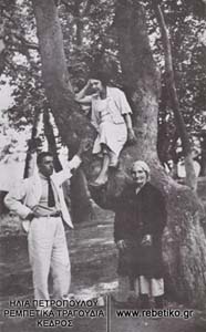 Η Ρόζα Εσκενάζι, η μητέρα της και κάποιος φίλος (1928)