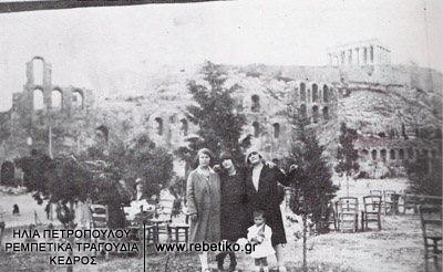 Η Ρόζα Εσκενάζι μαυροφορεμένη (μόλις έχει πεθάνει η μετέρα της) σε ένα απίθανο εξοχικό καφενεδάκι απέναντι από το Ηρώδειο, το 1929