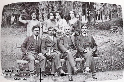 Η Ρόζα Εσκενάζι κάπου στην Ερζεγοβίνη. Γύρω της άλλες τραγουδίστριες και οργανοπαίχτες της Γιουγκοσλαβίας (1930)