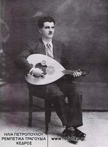 Ο Γρηγόρης Ασίκης με το ούτι του (Αθήνα, 1933). Αυτό το ούτι πουλήθηκε το 1967, σε κάποιον παλιατζή, έναντι πενήντα δραχμών
