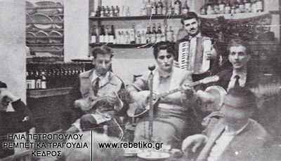 Ο Μενιδιάτης και ο Ασίκης παίζουν σε κάποιο κουτούκι της δεκαετίας του 1950