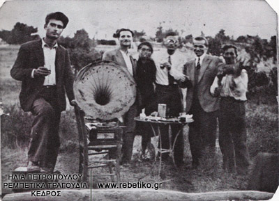 Ο Ρίκος με το γραμμόφωνό του στον ʼγιο Αντρέα Μαραθώνα (1940)