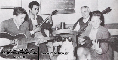 Ο Νίκος, ο Κάρολος, ο γερο-Στέφανος και ο Στάθης Μιλάνος, στο μαγαζί τους (Μάρτιος 1954)