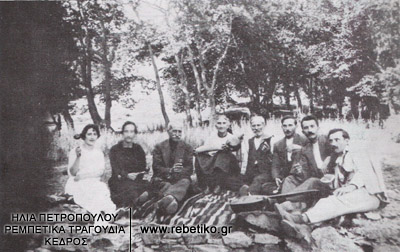 Συγγενικό γλέντι των Μιλάνων: η Ευδοξία, η Μαριγούλα, ο Αναστάσης, η Φιλίτσα, ο Κολατσής (Νίκος), ο Σπύρος, ο Βαγγέλης και ο Στέφανος (1930)