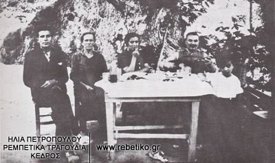 Η Σουλτάνα Μιλάνου (δεύτερη), ο Στέφανος και ο μικρός Κάρολος, μαζί με κάποιο φιλικό ζευγάρι, στις Μηλιές του Πηλίου (1937)