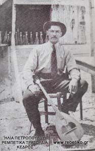Ο Μάθεσης στο Πέραμα, το 1931. Ο Μάθεσης δεν έπαιζε κανένα όργανο