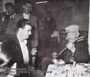 Ο Νίκος Σκριβάνος, στα γεροντάματά του, με τον Κώστα Μιχαλόπουλο, αδερφό του γνωστού καραγκιοζοπαίχτη