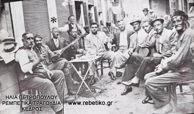 Μία ιστορική φωτογραφία: ο Γιοβάν-Τσαούσης (αστερίσκος) παίζει σάζι για την παρέα του στα στενάκια του Καραϊσκάκη, το 1937. Δίπλα στον Γιοβάν-Τσαούση ο Νίκος ο Τρελάκιας
