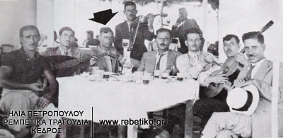 Ο Μάθεσης με την παρέα του στον Πειραιά το 1930
