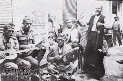 Ο Μπάτης με τον Στράτο, δύο μάγκες και δύο φαντάρους λιποτάχτες, μπροστά στο καφενεδάκι του "Οι τρεις καημοί του καθηγητού GEORGE ΜΠΑΤΕ", στου Καραϊσκάκη (1934)
