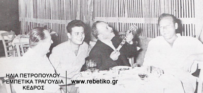 Ο Μπάτης, στα γεράματά του, παίζοντας μπαγλαμά, σε κάποιο εξοχικό του Πειραιά