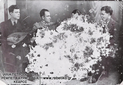 Ο Στέλιος Κερομύτης, ο Γιάννης Σταμούλης (γνωστότερος ως Μπίρ-Αλάχ), ο Γιώργος Μητσάκης (ίσα που διακρίνεται) και κάποιος Μήτσος (Αθήνα, 1941)