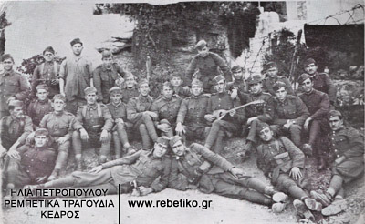 Ο Γιάννης Παπαϊωάννου, με το μπουζούκι του, όταν υπηρετούσε στο 1ο Σύνταγμα Αθηνών (1935)